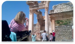 Efes'te tekerlekli sandalye erişimi